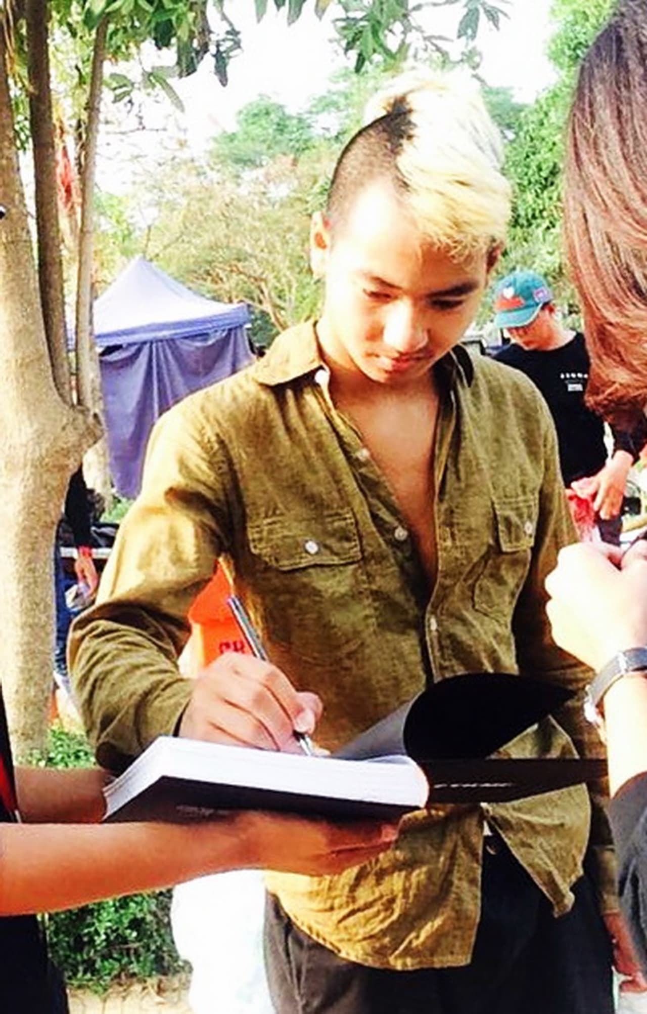 Maddox hasta firmó autógrafos para sus "fans".