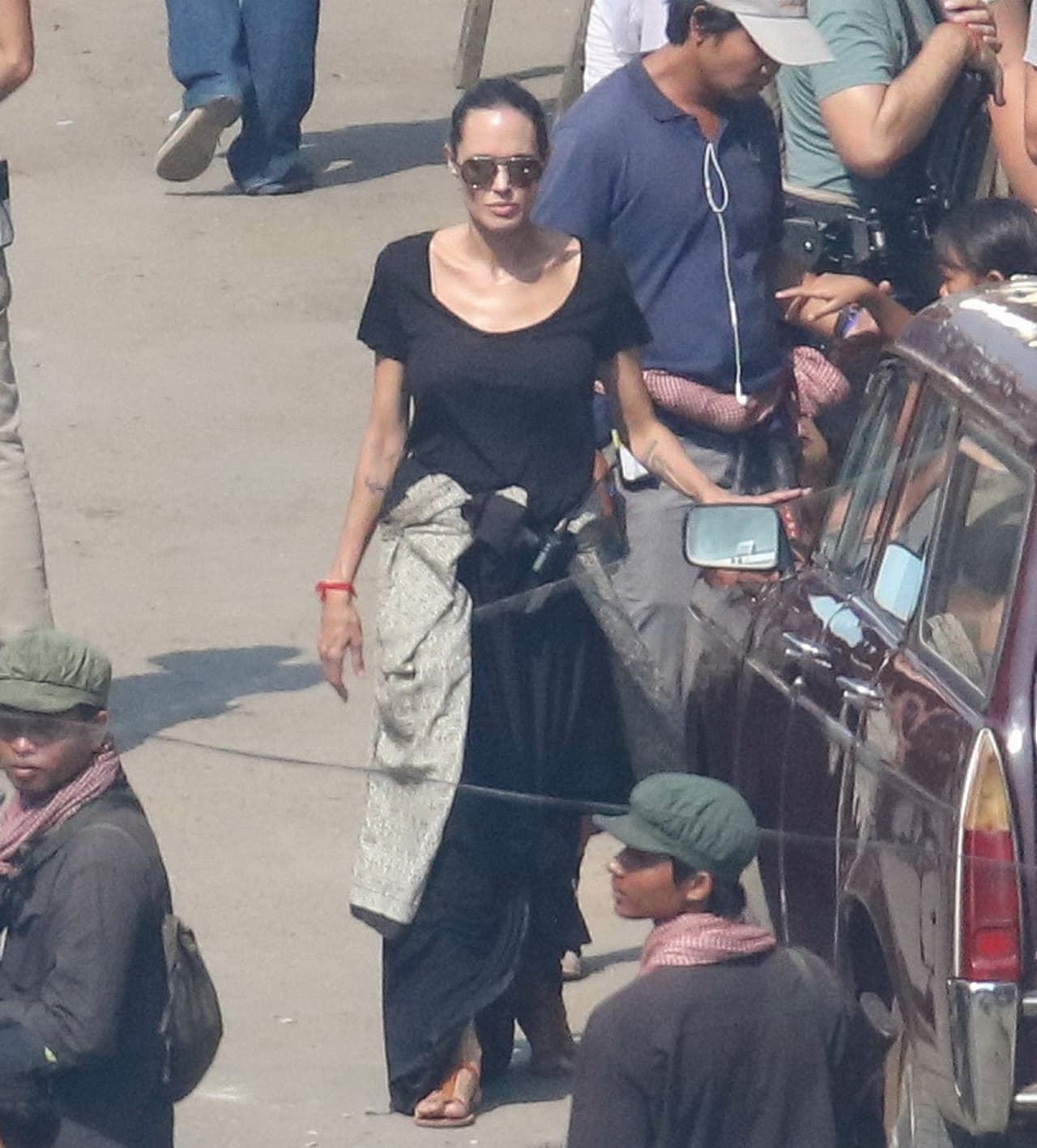 Maddox acompaña a su mami Angelina en el set.