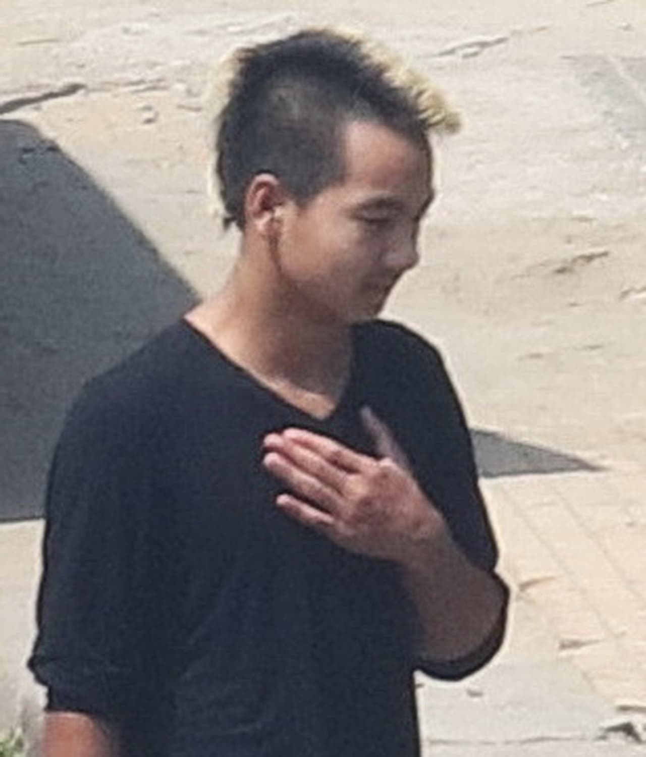 Maddox acompaña a su mami Angelina en el set de su nueva película.