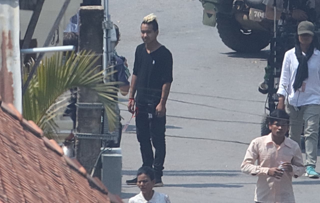 Maddox presumió su nueva cabellera rubia en la locación.