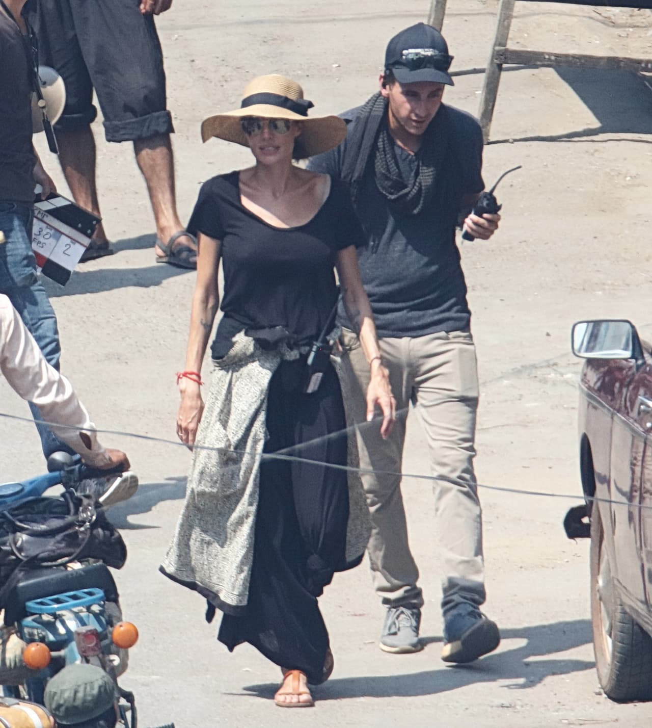 Discutiendo detalles con sus asistentes.