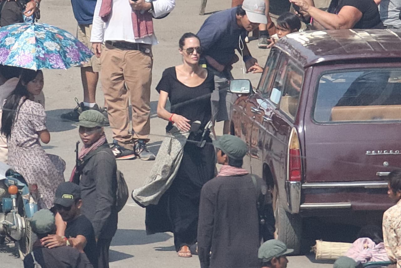 Angelina vistió completamente de negro.