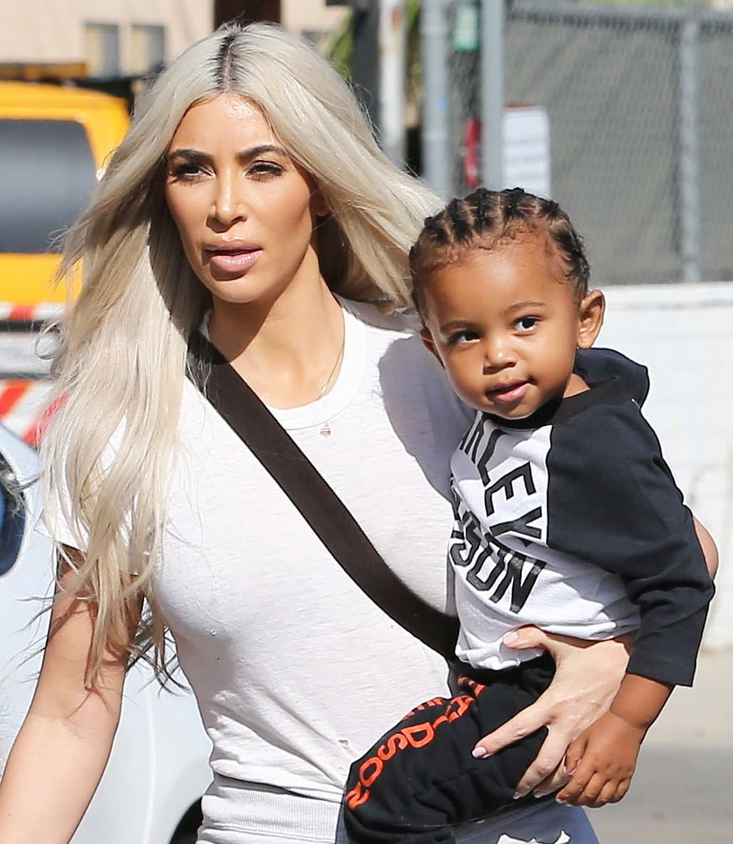 En el 2014, a través de un blog del que dio cuenta 
<b><a href="https://www.dailymail.co.uk/tvshowbiz/article-2622986/Kim-Kardashian-reveals-lengthy-post-fears-raising-mixed-race-daughter-North-West.html" target="_blank">The Daily Mail</a></b>, Kim Kardashian expuso cuál es su misión como mamá.