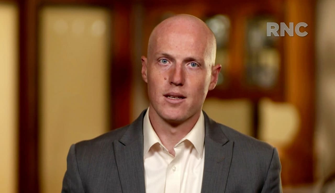 Ryan Holets, un policía de Nuevo México que adoptó al hijo de un drogadicto, agradeció a Trump por lo que describió como su liderazgo para combatir la crisis de opioides en el país. “Tengo un lugar especial en mi corazón para quienes padecen de adicción a opioides. Por eso es que estoy inmensamente agradecido por el liderazgo del presidente en su lucha contra este enemigo mortal”, dijo.