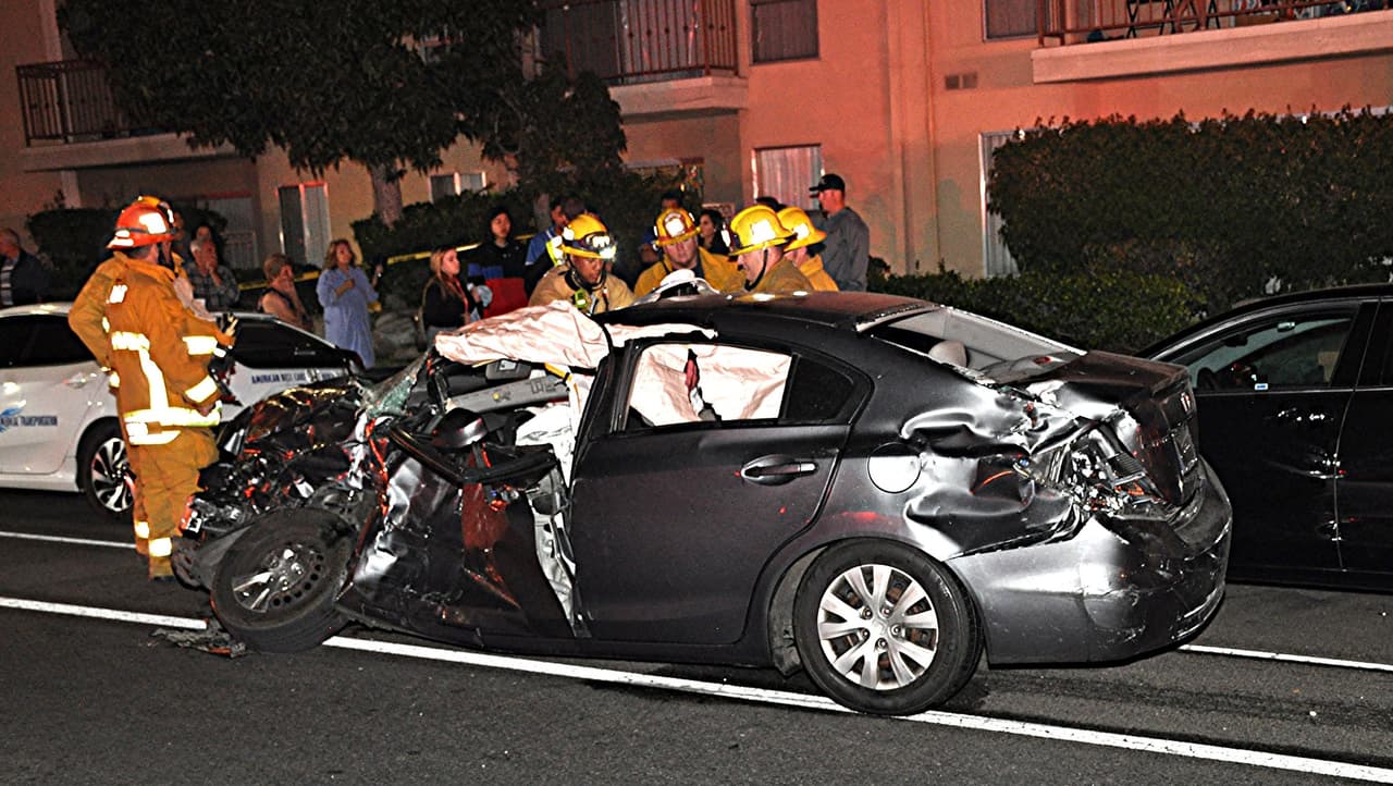 5 de octubre: Cinco personas heridas, incluidas dos que quedaron atrapadas en un vehículo deportivo volcado, luego de una colisión de dos autos en el bloque 9600 de Reseda Boulevard en Northridge.