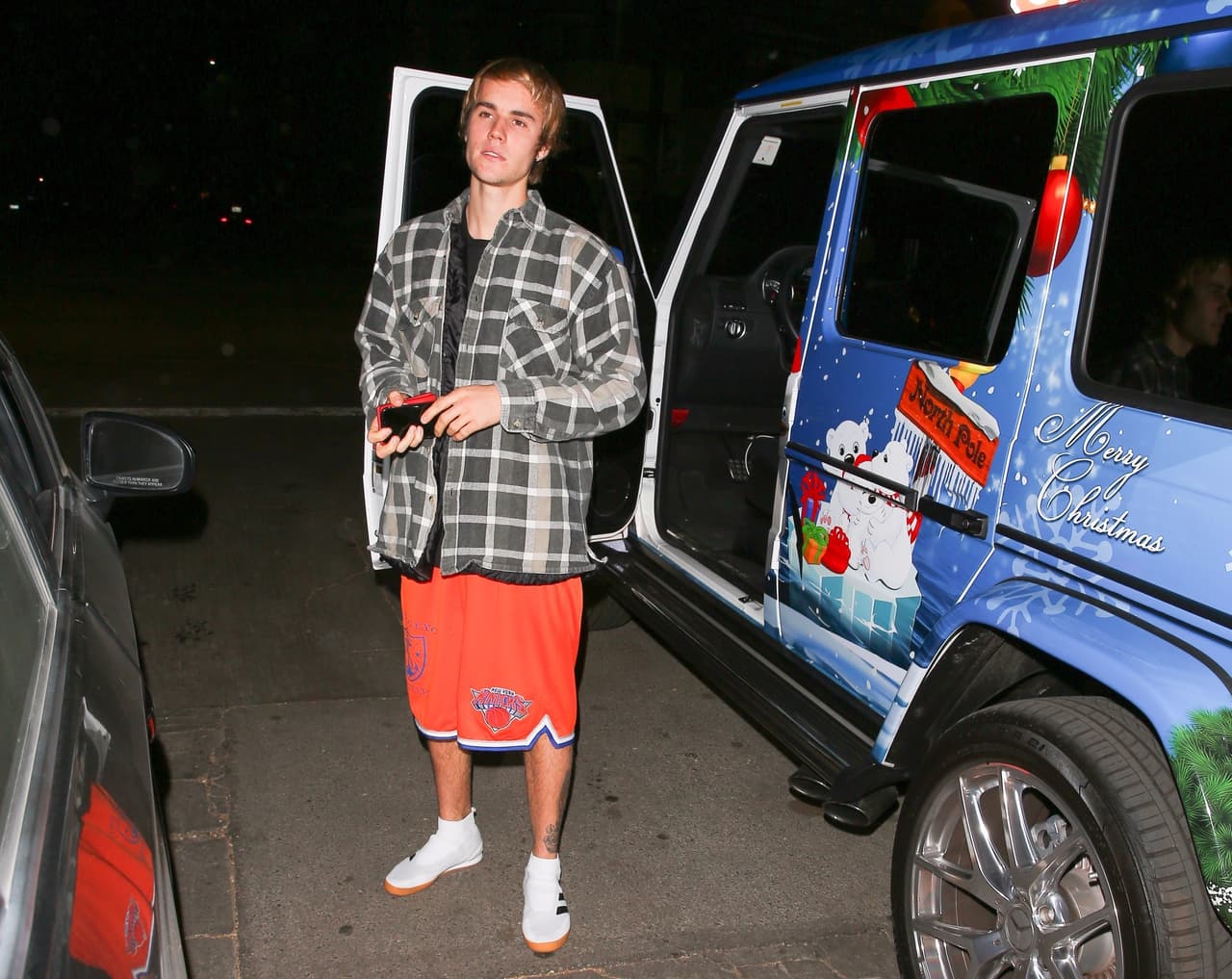 El cantande de 23 años no tiene problema en lucir su SUV navideña. Un día después del partido de hockey 
<b>fue captado saliendo de casa de su novia Selena Gómez</b> y antes de subirse a su Clase G conversó con los paparazzi durante unos minutos.