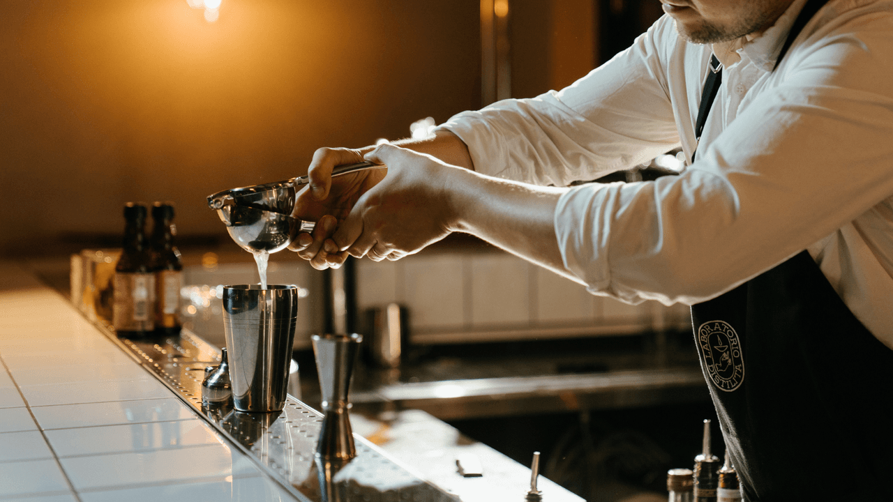 <b>Bartenders</b>
<br>Ingresos anuales promedio: $23,750
<br>Trabajadores en esta área: 21,850