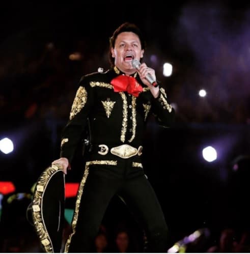 Ya más maduro, casado e incluso abuelo, Pedro Fernández sigue pareciendo un joven veinteañero, que se mantiene saludable y siempre muy activo.