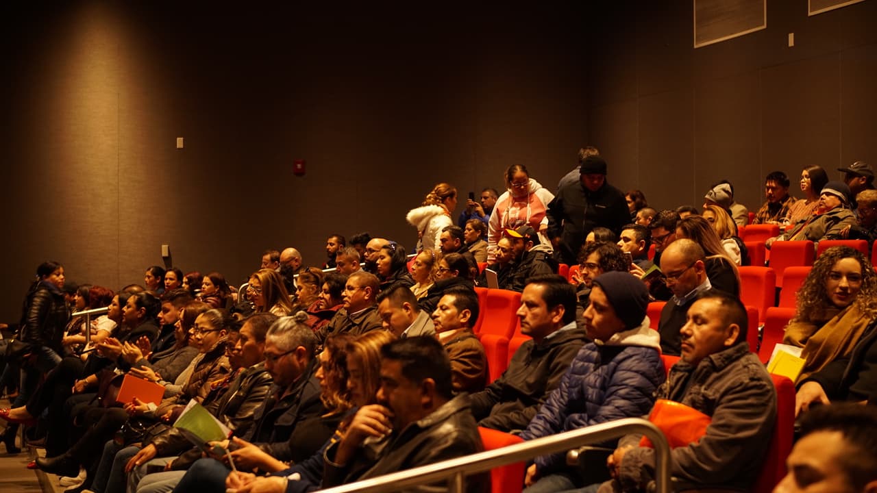 Curiosos del mundo del negocio permanecieron en este evento desde las 9:00 de la mañana para llevarse conocimiento a sus ideas emprendedoras.