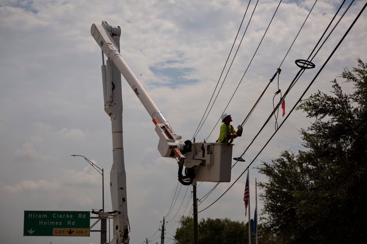 <b>No sobrecargar enchufes y evitar pasar cables bajo alfombras o puertas evita riesgos eléctricos en hogares y aulas</b>.