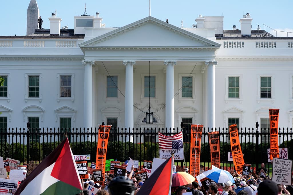 Activistas protestan contra la toma de control federal de la policía del Distrito de Columbia por parte del presidente Donald Trump, cerca de la Casa Blanca, el sábado 16 de agosto de 2025, en Washington.
