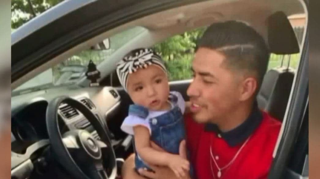 Las autoridades intensifican la búsqueda de Alexander Echeverría de 22 años de edad tras el hallazgo del cuerpecito de su hija Ángel a Alexia Rose Echeverría, de 8 meses al lado de un contenedor de basura en una funeraria de Bellflower, California.