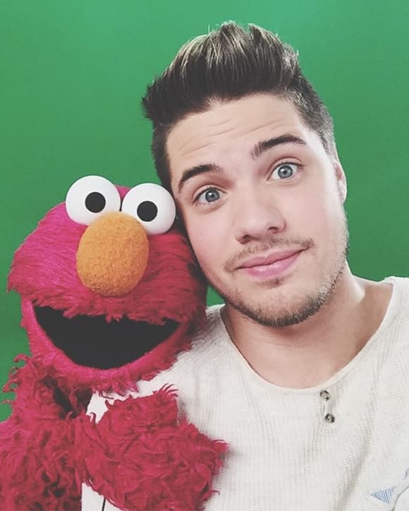 'Meet my new buddy #Elmo', bromeó William. (Junio 9, 2015)