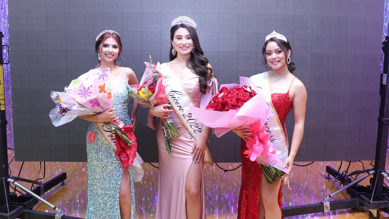<b>La Reina de Belleza de la Independencia de México, Natalie Baeza</b>, encabezará los festejos patrios en Cicero. Baeza fue coronada el 8 de septiembre pasado, con
<b> Brenda Nava (izq.) y Fernanda Barrios (der.)</b> como primera y segunda princesa, respectivamente.