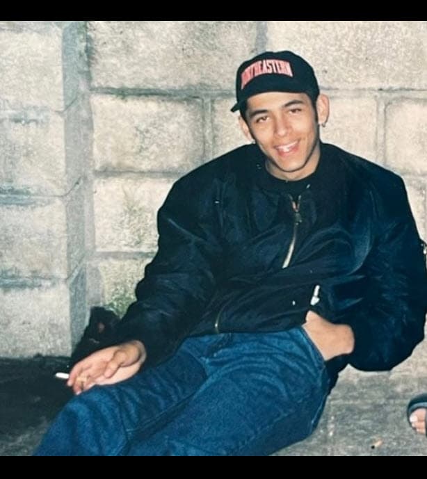 Comenzó como extra en la telenovela 'Amores como el nuestro' de 1998.
<br>