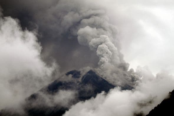 El magma cayó por las quebradas de la montaña y cubrió de un manto de polvo volcánico una gran parte del volcán.