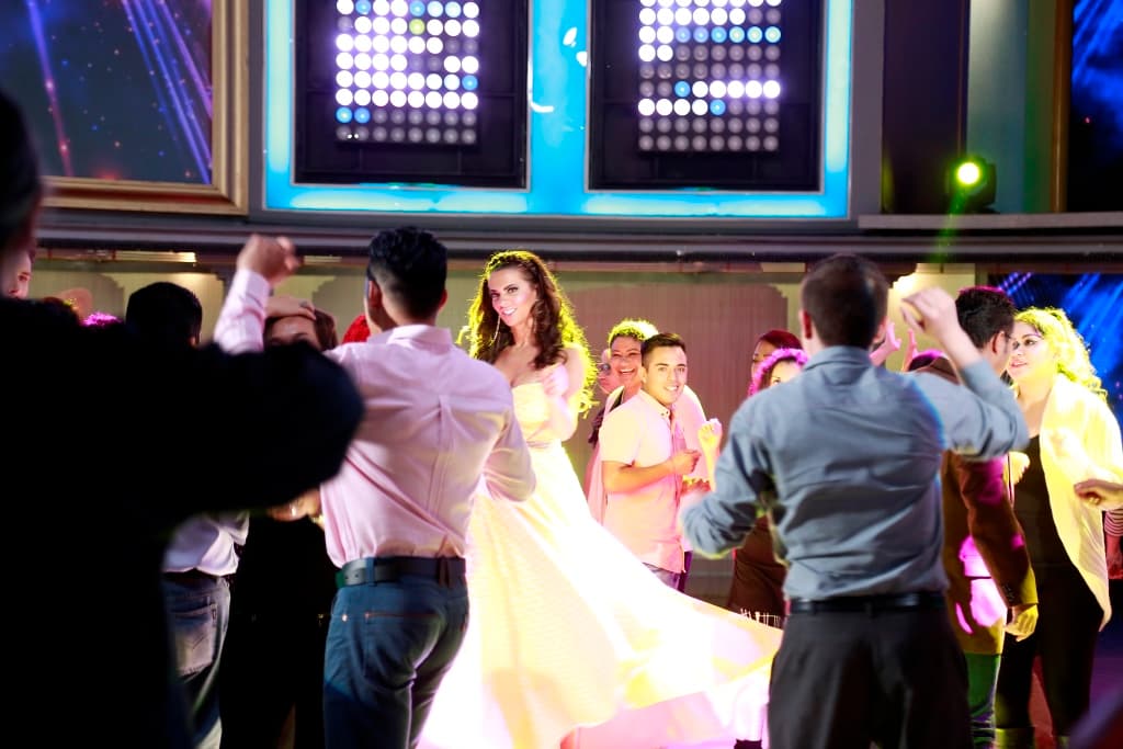 Todo el mundo bailaba alrededor de ellos.