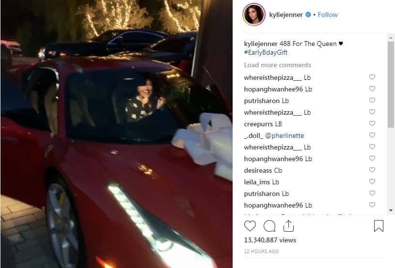 Mientras que la mayoría de jovencitas regalan velas aromáticas y lociones para la piel, Kyle (21 años) le regaló a su madre un precioso 
<b><a href="https://www.univision.com/temas/ferrari" target="_blank">Ferrari</a></b> rojo por su cumpleaños.