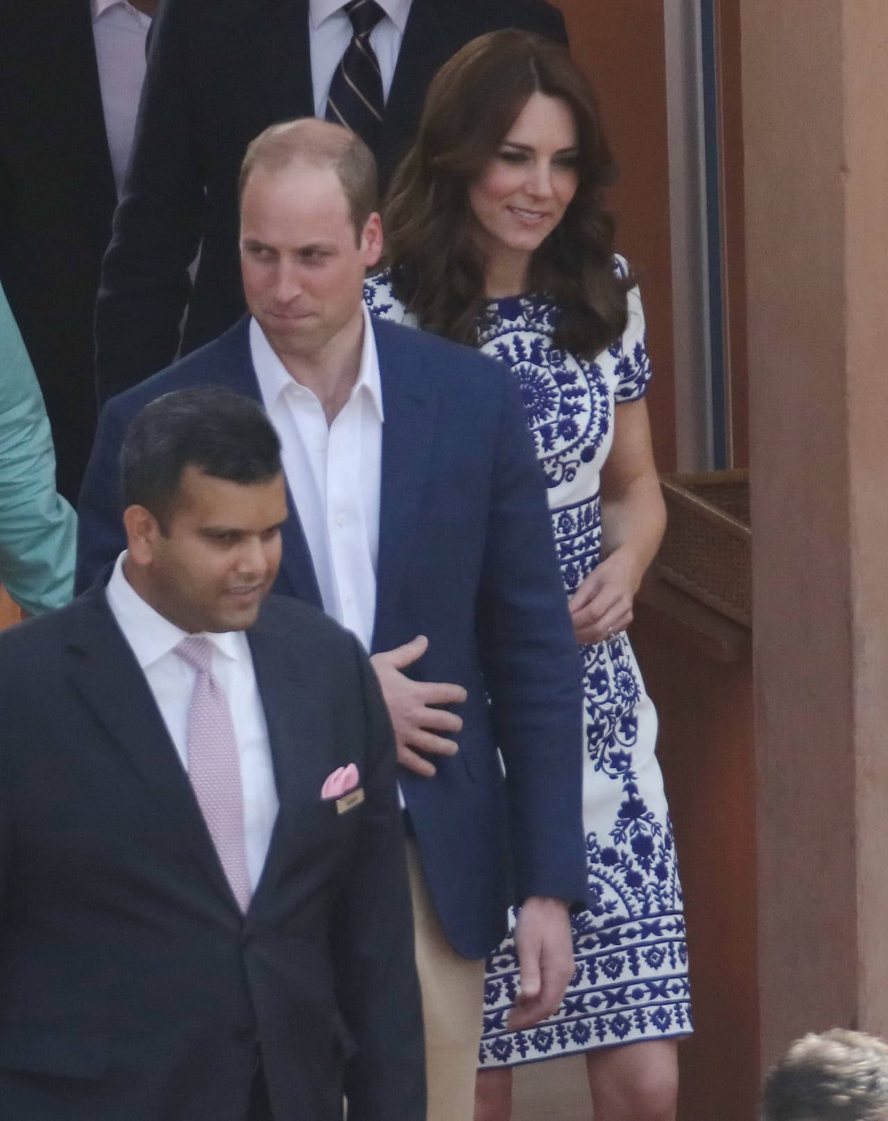 A su salida de la visita guiada, los fotógrafos lo captaron muy calladito.