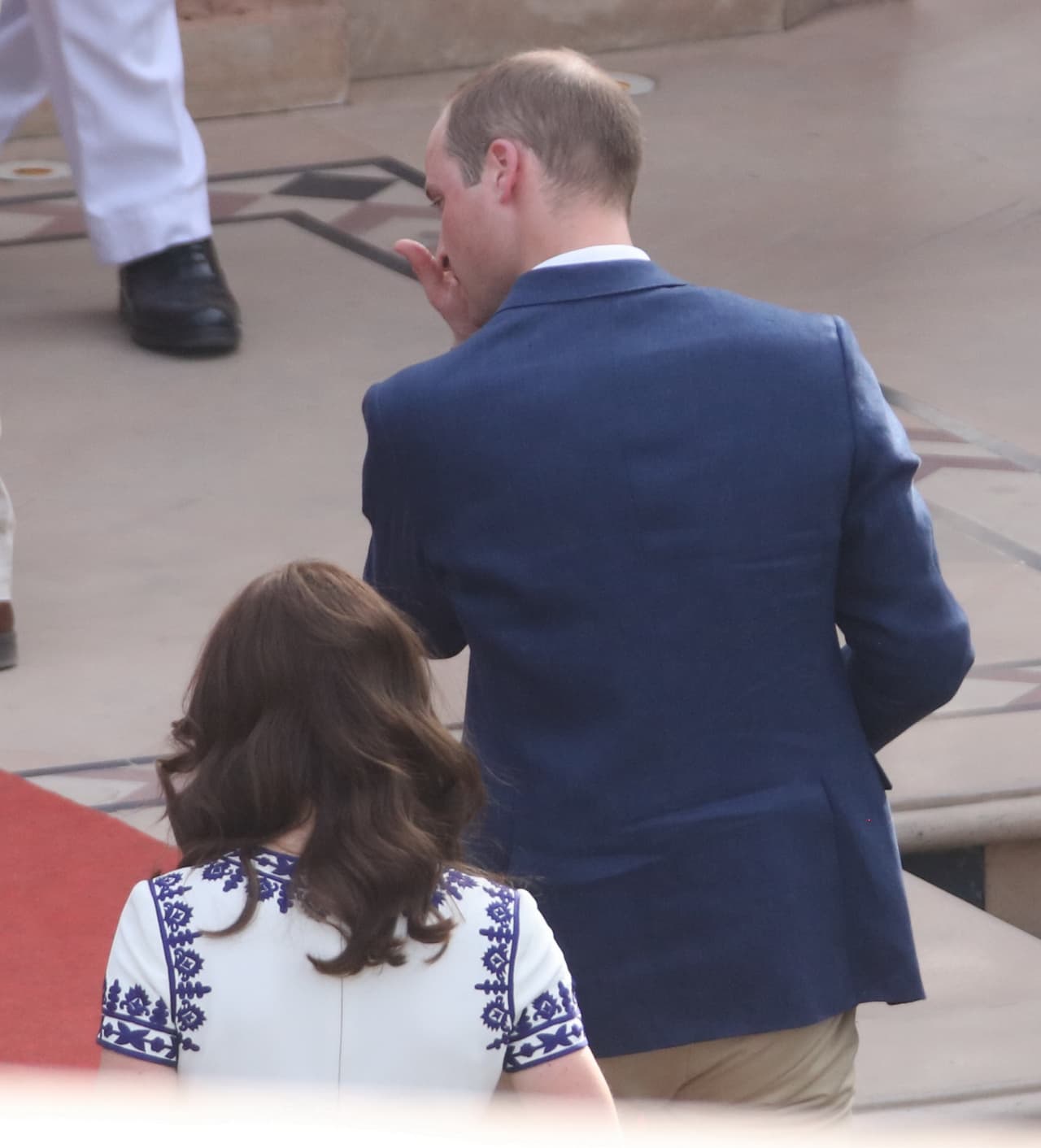 Aquí al parecer se limpia las lágrimas.