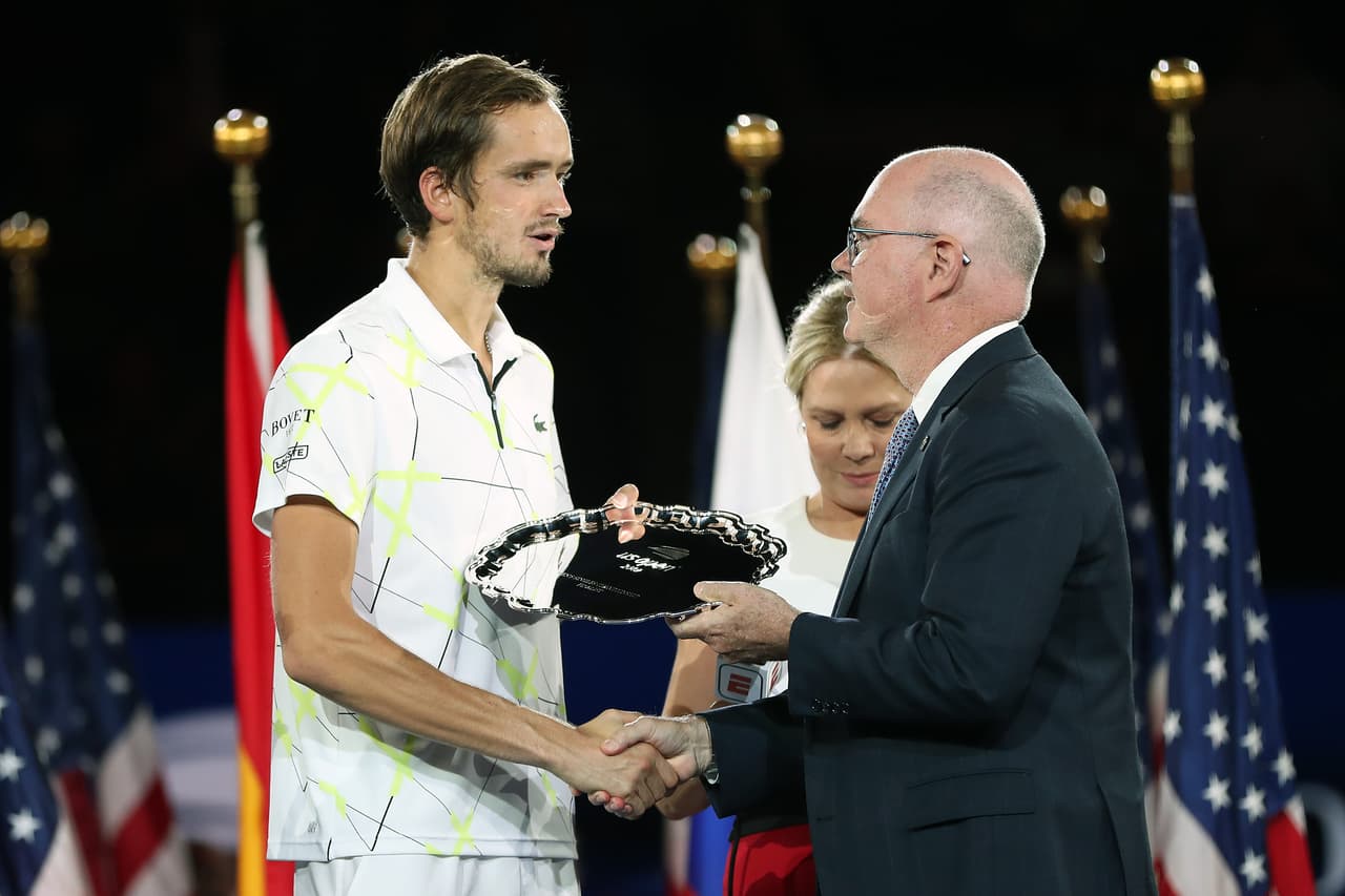 Daniil Medvedev recibe su premio como segundo lugar.