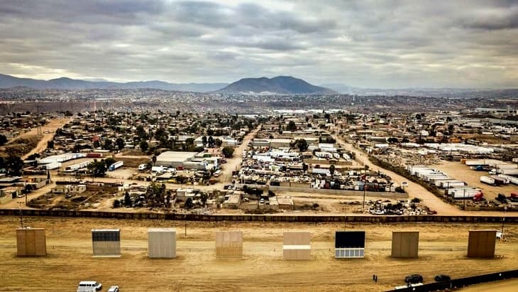 Grupos a favor y en contra del muro fronterizo de Trump ofrecen tours para ver los prototipos desde Tijuana