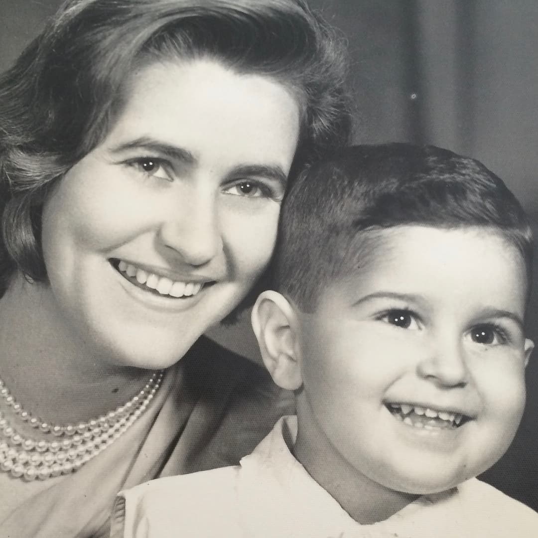 Estas cualidades las ha demostrado desde que era muy pequeño, así lo podemos observar en las fotografías de su niñez que ha compartido en Instagram. En la imagen, posa junto a su madre, María.