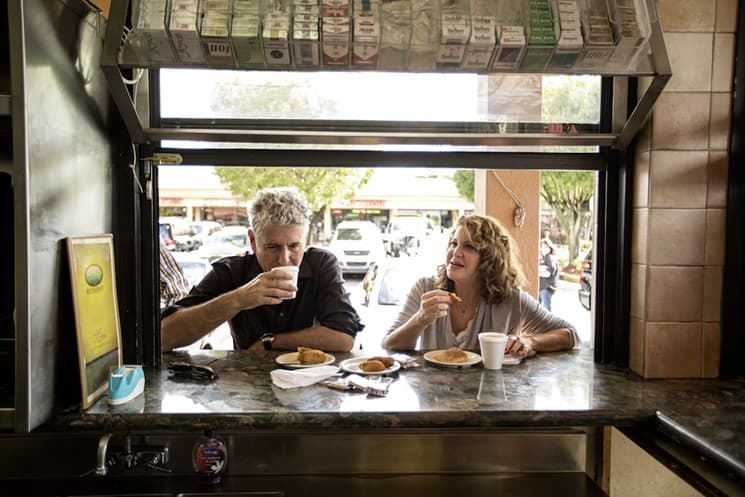 Anthony Bourdain comenzó su día en el oeste de Miami con la chef Michelle Bernstein en el restaurante Islas Canarias para probar un poco de comida cubana.
<br>