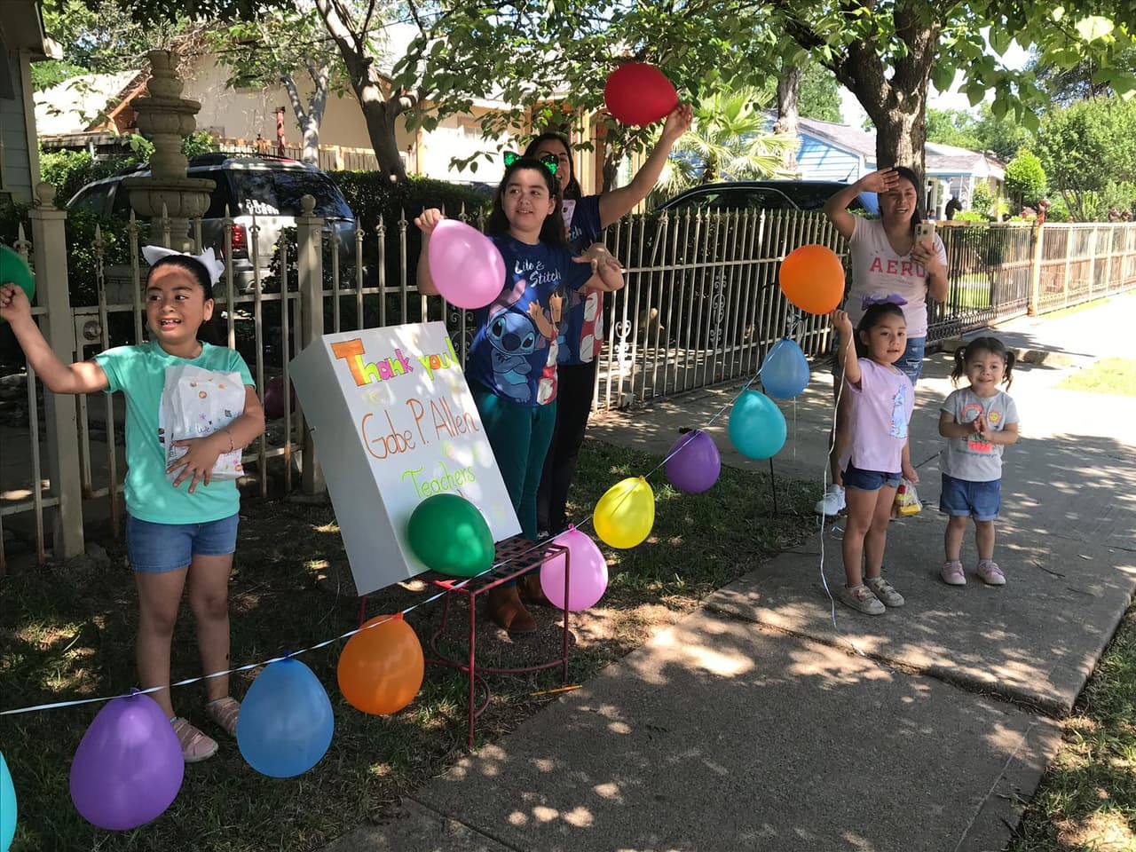 Padres de familia disfrutaron del desfile desde sus puertas, ventanas y automóviles, vistiendo los colores de la escuela y manteniendo la distancia.
<br>