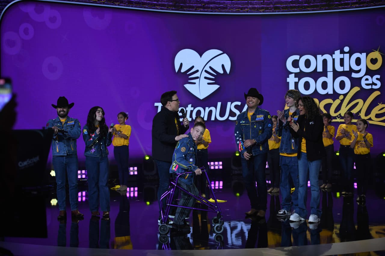 Damián demostró cómo es que gracias a la terapia recibida en el CRIT ya puede pararse de su silla de ruedas, cosa que conmovió a todos.