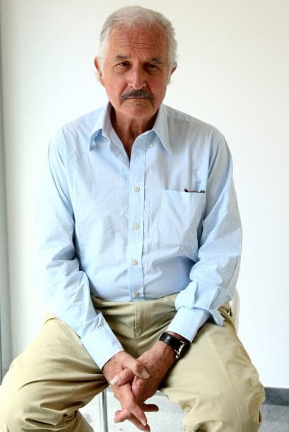 15 de mayo. Carlos Fuentes, 83 años de edad. Fue uno de los escritores mexicanos y latinoamericano más conocido de finales del siglo XX. Fue candidato al Premio Nobel de Literatura en varias ocasiones.