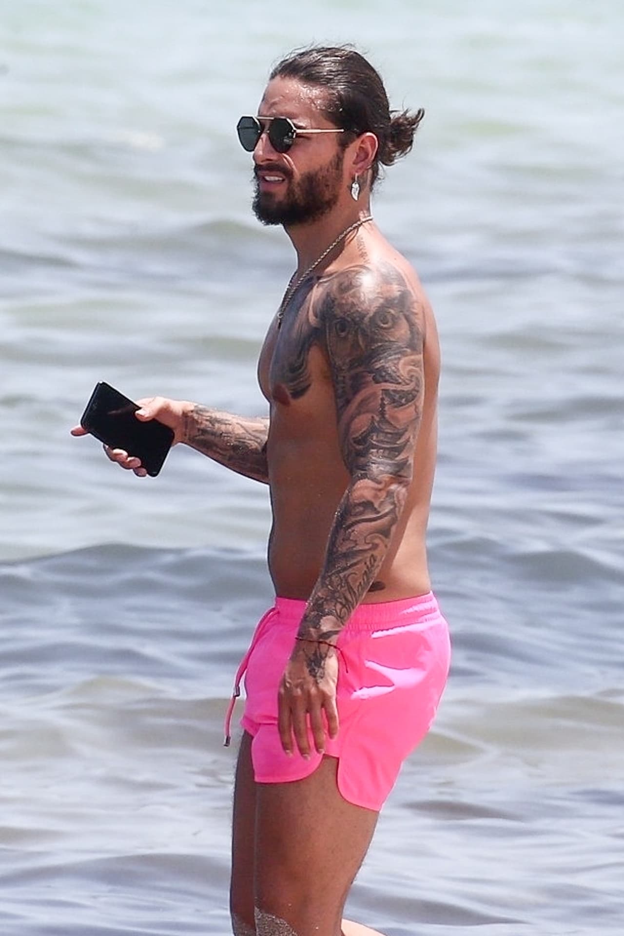 La flor de loto nace de la piel de Maluma. Esta especie es la única que florece en los pantanos, según explicó el artista en un video para Fucsia.co hace algunos años.