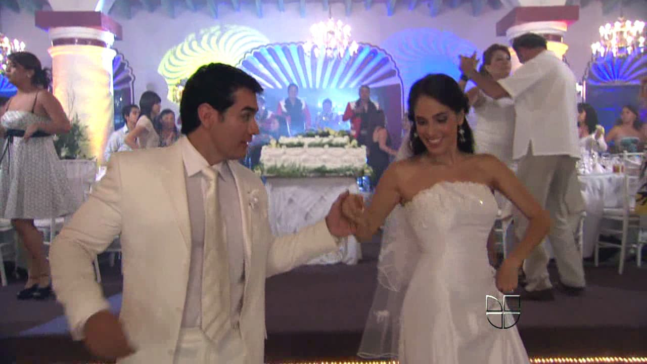 Lucía baila en su boda con ese "strapless" de corte princesa y de tono marfil. ¿Te gustó ese vestido?