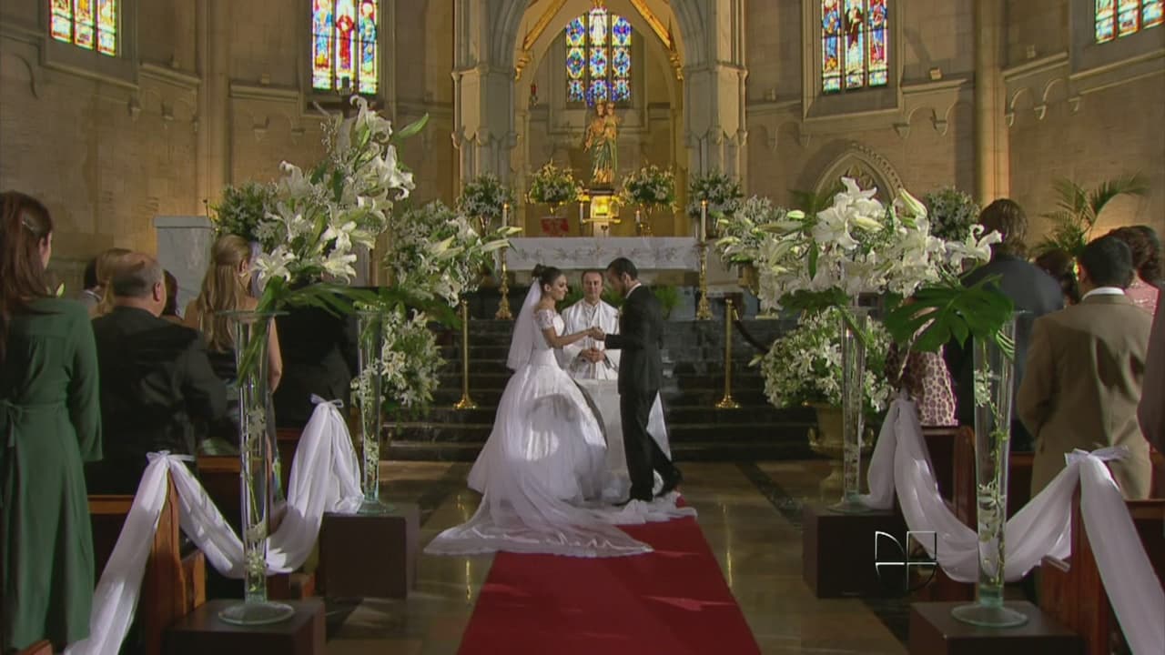 En Teresa, su amiga Aurora esperó toda la novela para librar a Mariano de las garras de ella. Para ir al altar tenía que lucir un vestido de acuerdo a las circunstancias con falda amplia de princesa de cuento de Disney.
