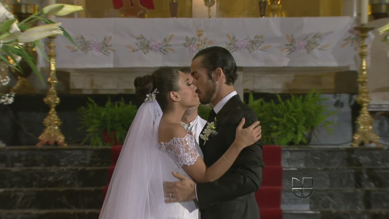 Pero en la parte superior el toque original lo imponen estas mangas cortitas de encaje separadas del cuerpo del vestido. Para los nostálgicos, este vestido recuerda al que Jackie usó para casarse con John Kennedy. ¡Mariano eligió una esposa muy bonita!