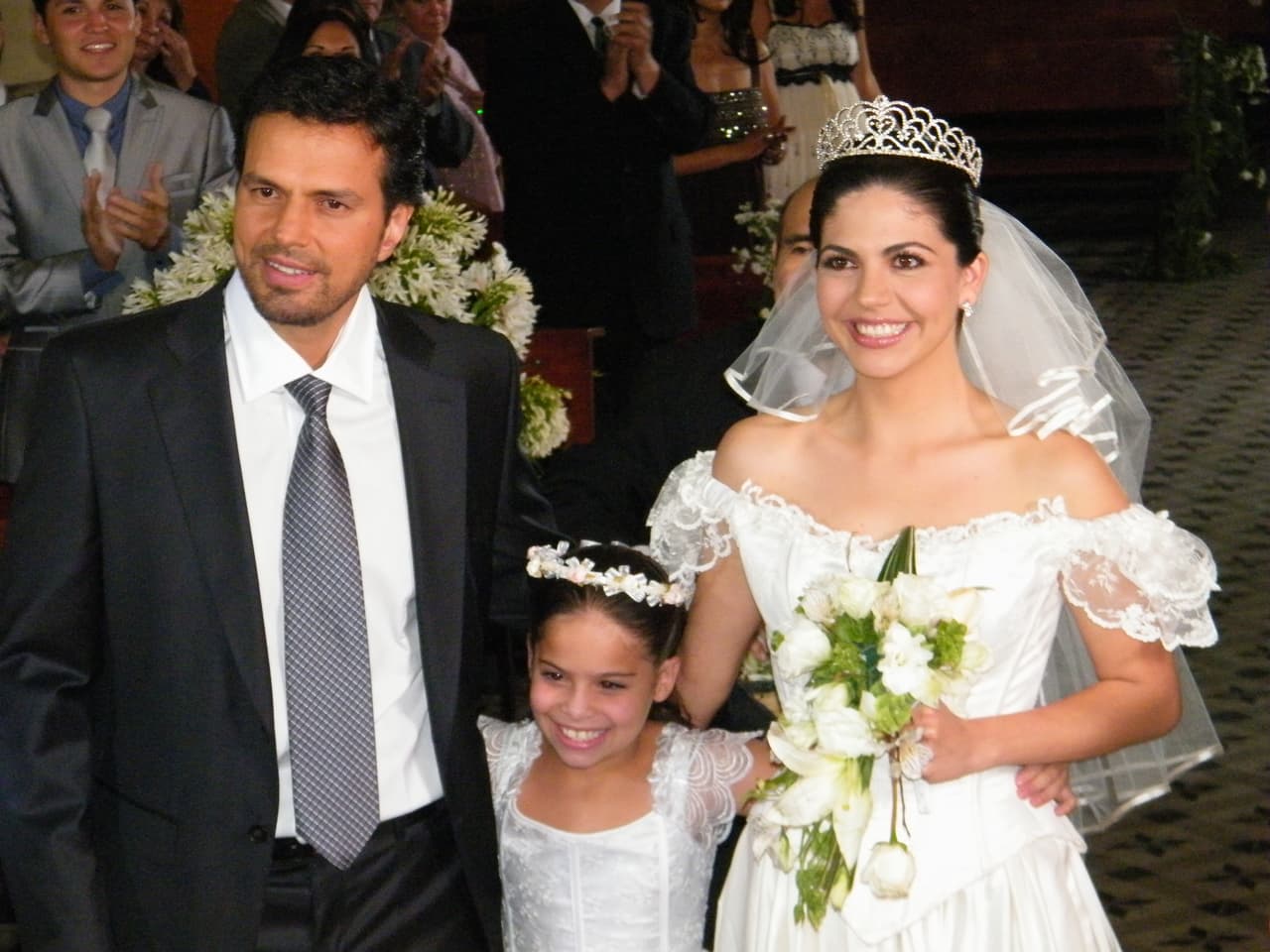 África Zavala también se casó en su papel como Yoreli en “Para Volver a Amar”. Eligió un vestido de corte victoriano con escote en “bateau”, mangas capa y tiara. ¡Qué bella!