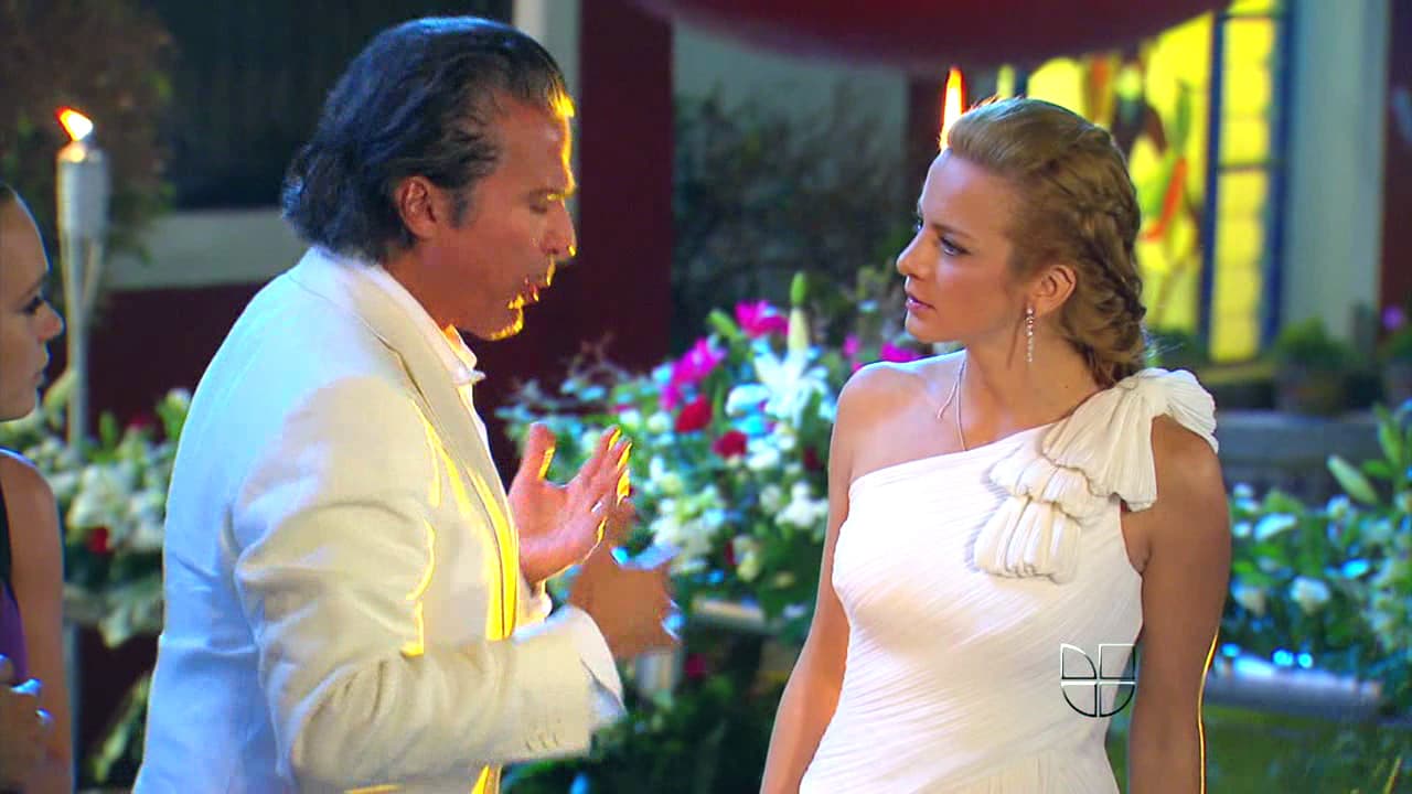 Renata dejó a su padre mudo de la impresión al verla con su vestido de novia en “Cuando me enamoro”. Para este matrimonio que no llegó a tener lugar, Renata lució el cabello en trenza.