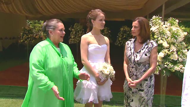 Pero para casarse con Iván se puso este vestido. ¿Te casarías con un minivestido de novia? ¡A ella le va muy bien! ¿Qué otras novias de telenovela recuerdas?