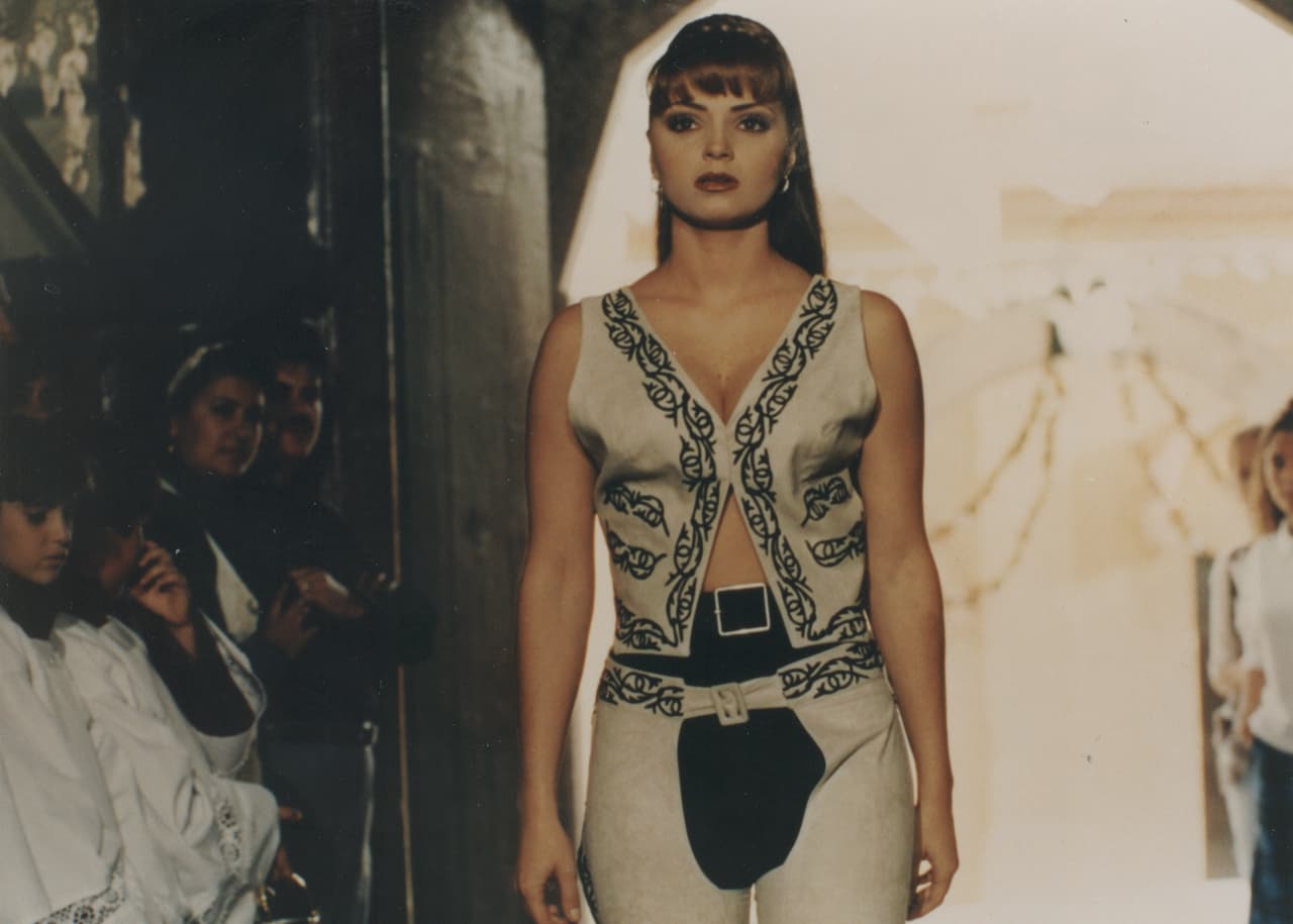 Como toda una dueña, Angelica Rivera se presentó en la iglesia con un traje de novia parecido al de un charro. Gritaba autoridad.