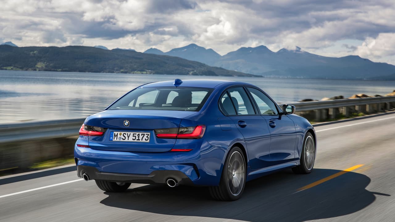 El nuevo BMW Serie-3
<b>es más grande</b> que el vehículo que reemplaza. Con mayor exactitud es 2.9 pulgadas más largo, 0.6 pulgadas más ancho y 0.5 más alto que el Serie-3 actual. la distancia entre sus ejes creció en 1.6 pulgadas. Sin embargo a pesar de haber crecido en todas sus dimensiones el nuevo BMW Serie-3 pesa 121 libras menos que el modelo anterior, gracias al uso de aluminio en el capó y los guardafangos así como en varios elementos estructurales bajo el capó.