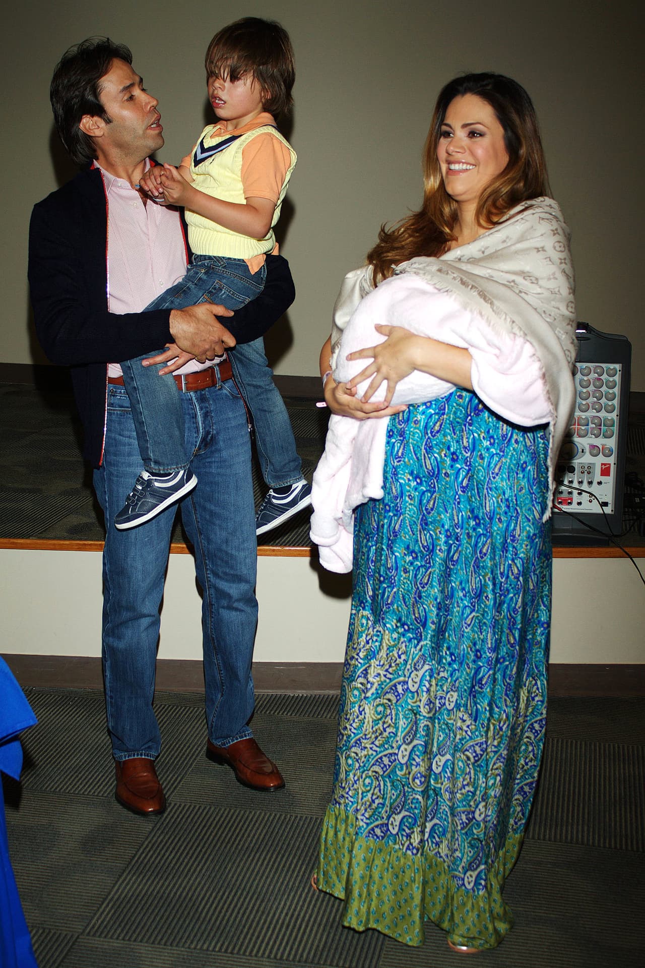 Durante dos meses Luz Elena se negó a salir con él, sin embargo, él hacía todo lo que ella pedía y en una fiesta se dio cuenta que ya estaba enamorada de él.
<br>