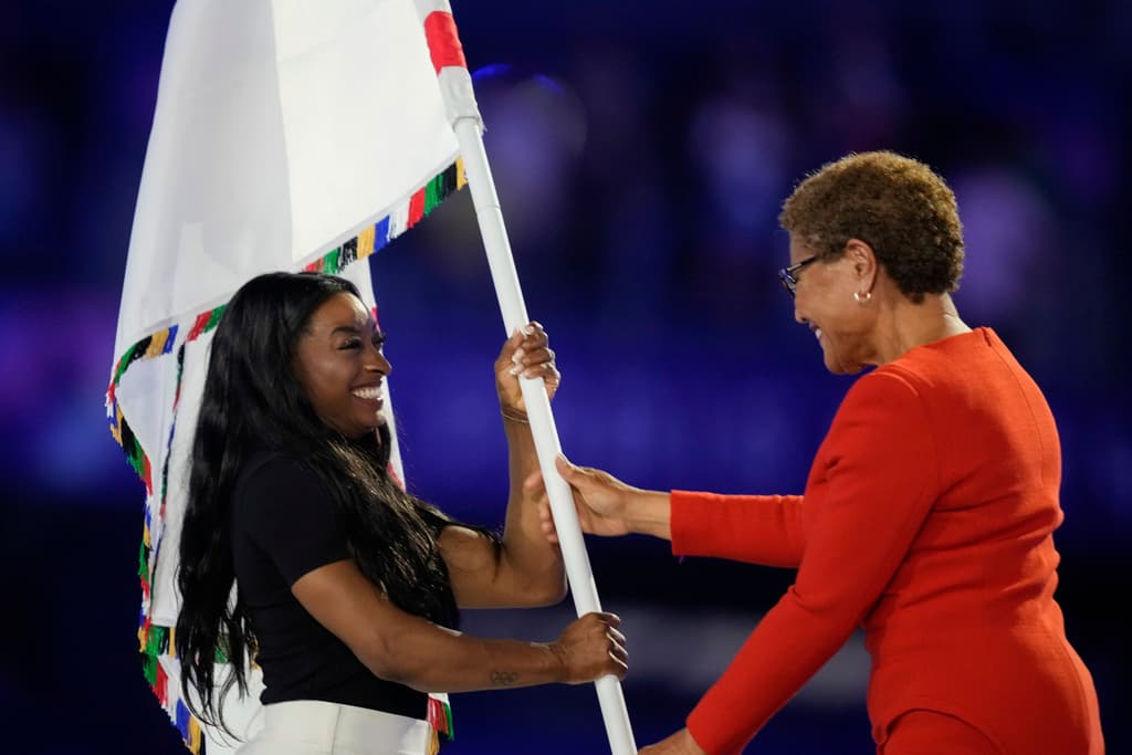 Simone Biles entregó la bandera a la alcaldesa Bass.