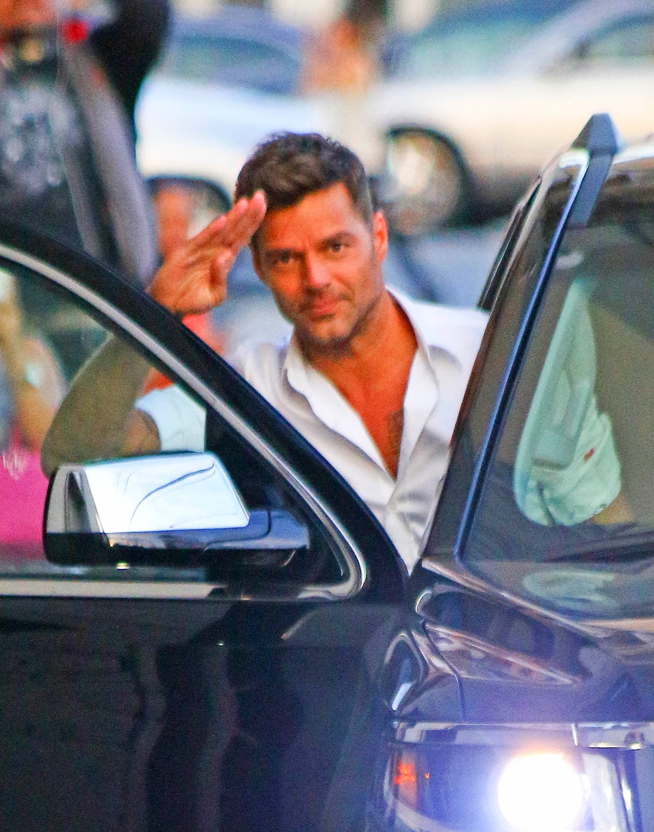 Durante estos viajes, los gemelos toman clases para mantenerse al día con su educación.