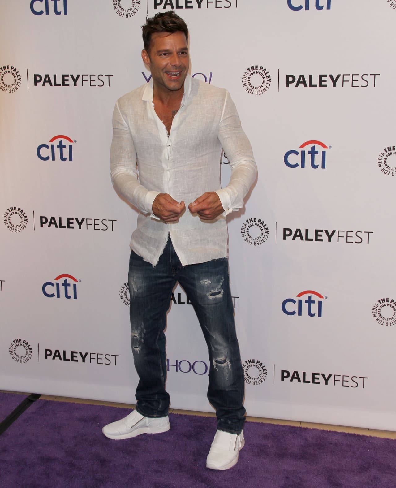 Ha optado por contratar a profesores particulares para que sus gemelos puedan acompañarle a todas partes.