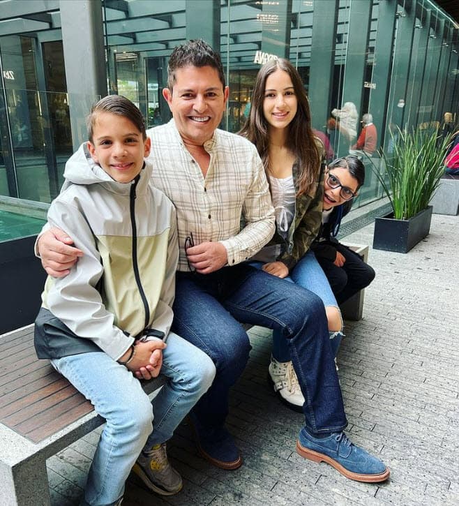 "Es un momento en el que toda la familia interviene y bueno, mi esposa y yo nos reíamos mucho porque me dice: 'Pon un columpio como en 'Quinceañera''", contó el actor a Televisa Espectáculos.
<br>