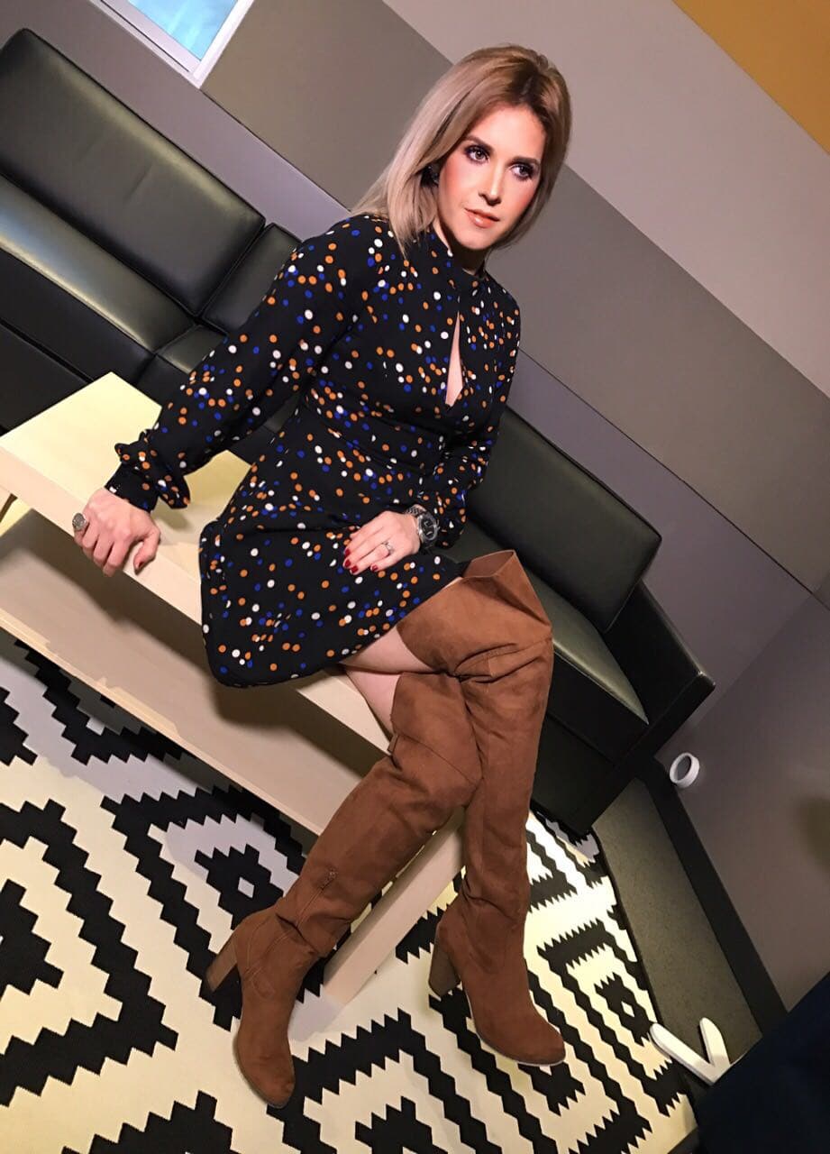 En una noche de verano el glamour no puede faltar. Es por eso que un vestido de manga larga con unas botas te hará lucir espectacular.