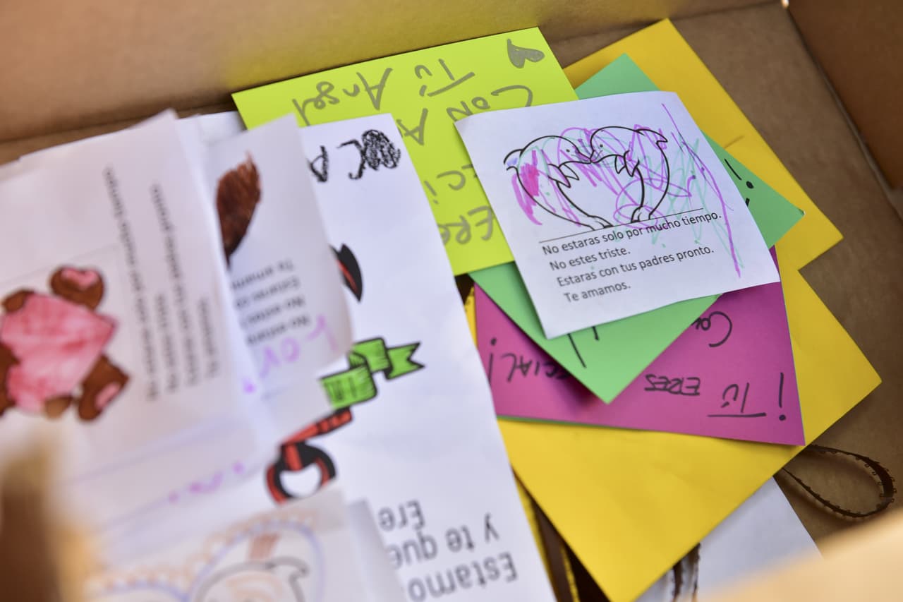 Mensajes son recogidos para los niños y padres separados en la frontera.