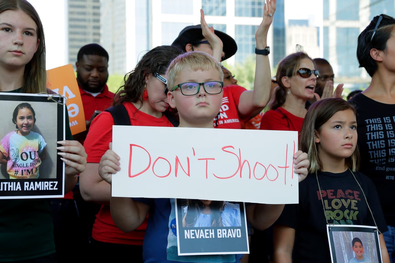 Un niño lleva un letrero que dice "No disparen" frente al lugar donde se realiza la convención anual de la NRA. Una encuesta realizada en mayo por la agencia AP y el centro NORC de la Universidad de Chicago indicó que el 51% de los adultos estadounidenses está a favor de una prohibición nacional de la venta de rifles AR-15 y armas semiautomáticas similares. Pero las cifras son muy partidistas, con el 75% de los demócratas de acuerdo frente a solo el 27% de los republicanos.