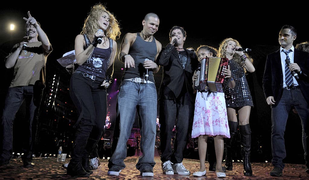 Entre los artistas que sonaron en el concierto ALAS se encuentran (de izquierda a derecha) Pedro Aznar, Shakira, René Pérez (Calle 13), Alejandro Sanz, Jamie la acordeonista, Paulina Rubio y Jorge Drexler. Mayo 17 de 2008.