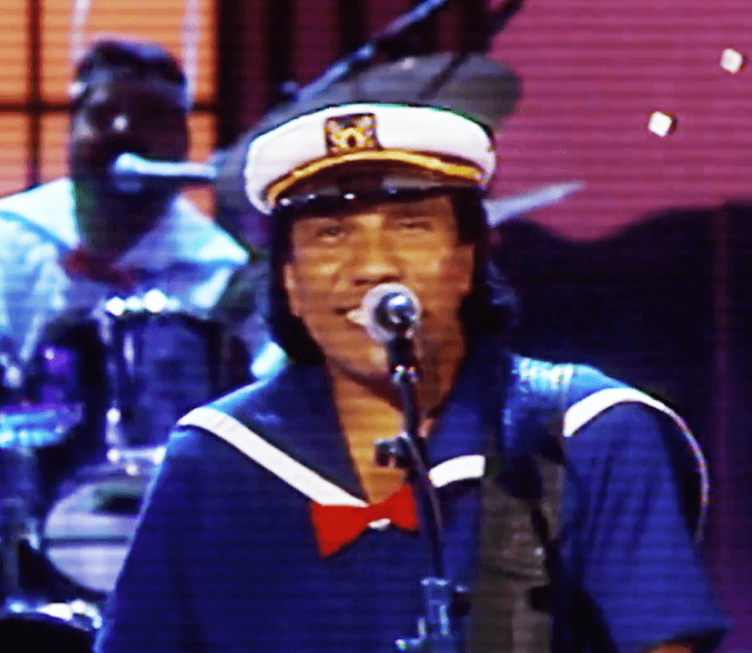 También vimos unas imágenes de Lupe vestido de niño interpretando el tema 'Los castigados'.